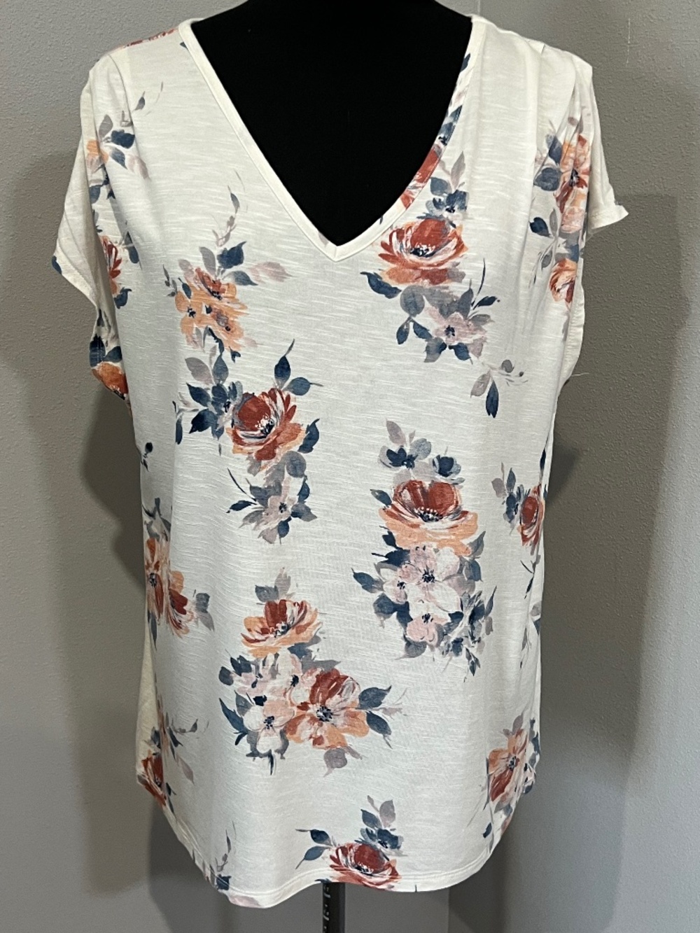 Maurices 24/7 Short Sleeve V-Neck Shirt XL Rayon Creamy Floral Soft & Comfy